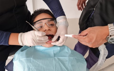 Doctores realizando limpieza a paciente.