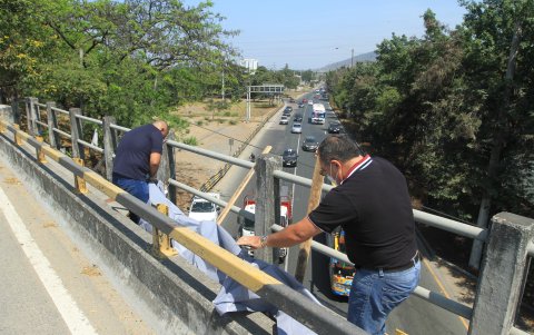 Acción. Horas después de su colocación, personal municipal retiró las pancartas.