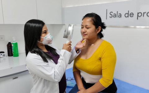 Especialista Diana Herrera utilizando lampara hook.