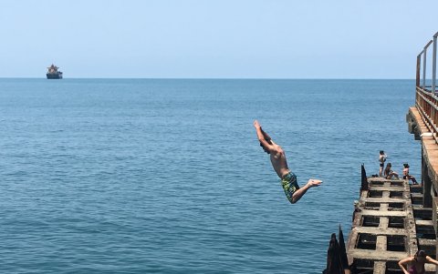 Disfrutando de las aguas del mar Negro en Batumi.