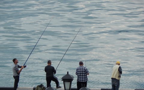 Unos pescadores cerca del puerto de Batumi.
