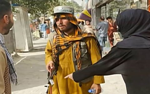 Momento en que el soldado talibán amenaza a la periodista de CNN