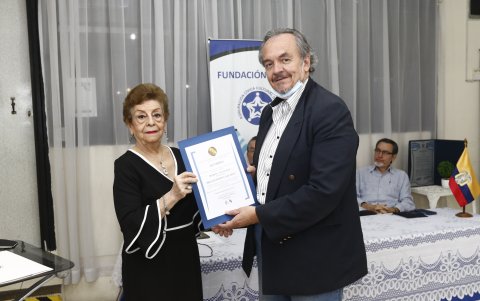 Gala. Martha Béjar, presidenta vitalicia de Accur, entrega el mérito cultural al historiador Melvi Hoyos.