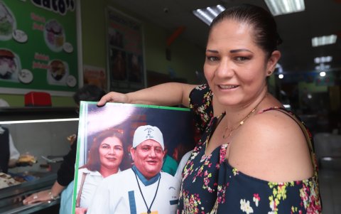 Martha Gorzabel vende a $1.80 los típicos sánduches de chancho, herencia de su esposo Hugo Cabrera.