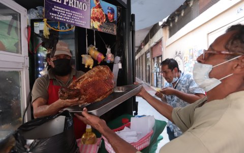 Sánduches El Primo, uno de los más populares de Guayaquil, hace 25 años atiende en la zona rosa de la ciudad.