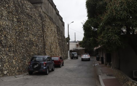 Callejón. Durante el día se parquean varios carros en este callejón. Pese a tener iluminación y cámara de seguridad, en ese lugar robaron un carro la semana pasada.