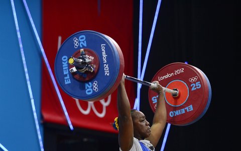 ENTREGA. La pesista nacional Rosa Tenorio durante su participación en Juegos de Londres 2012.