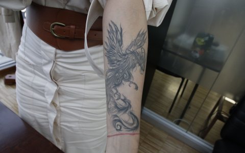 Los tatuajes son personales, no es necesario mostrarlos, según Mónica Campaña.