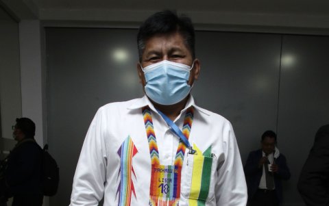 Celestino Chumpi con indumentaria con toque indígena.