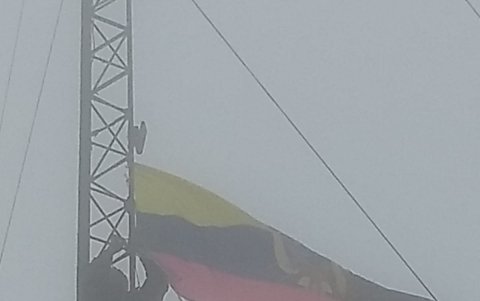 Símbolo. La Bandera del Ecuador fue colocada en lo alto de una torre de energía.