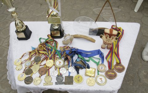 Los progenitores de Poleth y Anaís juntaron todas las presas logradas por sus hijas en su trayectoria deportiva, a las que sumarán las obtenidas en territorio asiático.