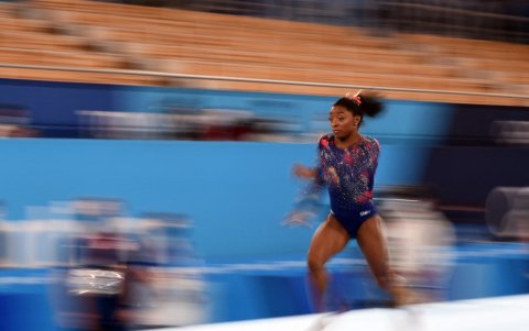 Biles, a pesar de abandonar la final por equipos, obtuvo una medalla de plata y bronce en la prueba artística general y viga de equilibrio.