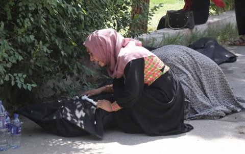 Una mujer llora la muerte de un familiar en las inmediaciones de un hospital en Kabul.