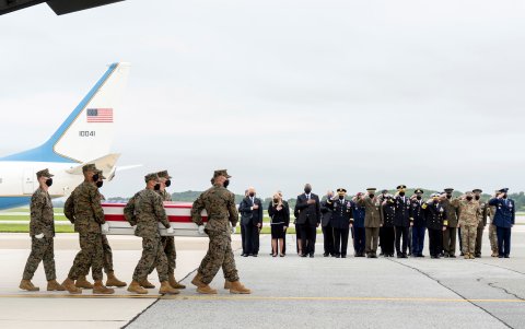 Biden honra los restos de los militares muertos en Afganistán a su llegada a EE.UU.