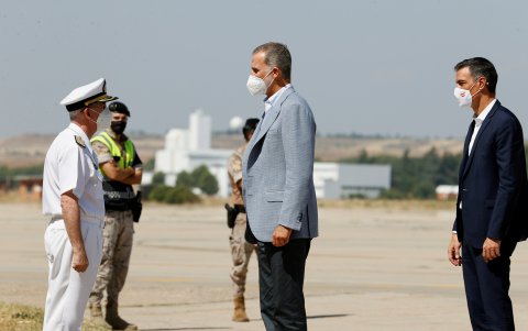 El rey Felipe VI y el presidente del Gobierno, Pedro Sánchez, durante su visita este sábado al centro de acogida temporal instalado en la base de Torrejón de Ardoz.