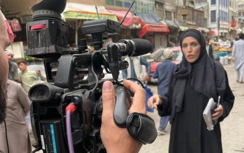 La periodista transmitiendo desde Kabul, Afganostán, la toma del país por parte de los talibanes.