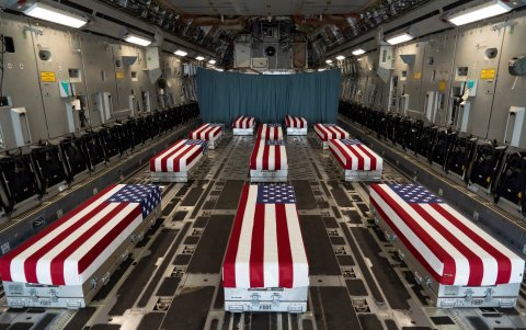 Los militares caídos regresan a EE. UU.