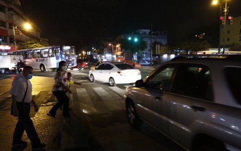 Semáforos. Conductores sostienen que el cambio de semáforos dura poco tiempo, lo que incide en el trafico que se congestiona entre dos de las grandes avenidas del sector.