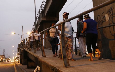 Situación. El robo de piezas, como luminarias y barandas, afectan a las estructuras.