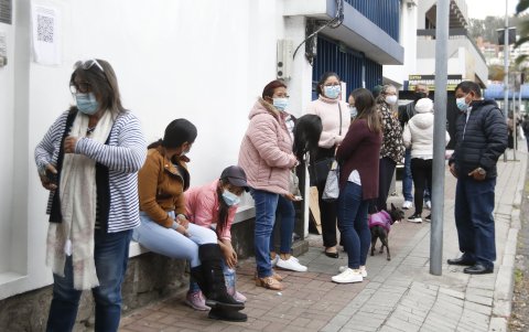 EN LAS AFUERAS DE LA EMBAJADA DE MEXICO ALGUNAS PERSONAS ESPERAN SER LLAMADOS PARA LAAngelo Chamba. (ag-extra ag-expreso ag-quito)