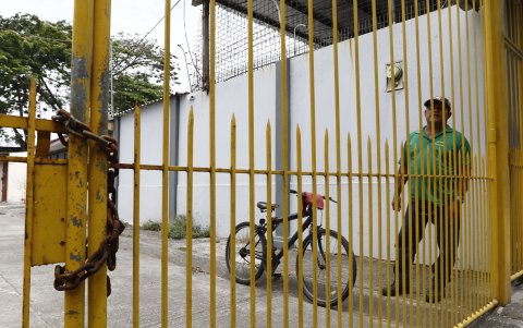 Varias manzanas de las ciudadelas están cerradas con rejas y candados para evitar la presencia de los delincuentes.
