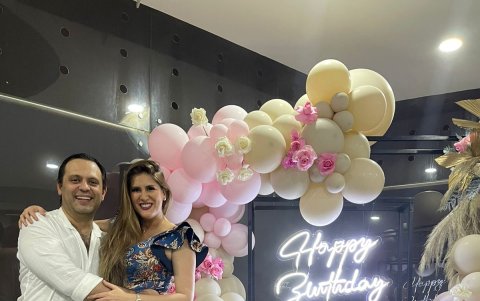 Con su futuro esposo, Patrick Mitaz.