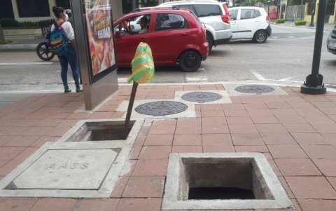 En uno de los huecos se ha colocado palos como señal de advertencia de peligro.