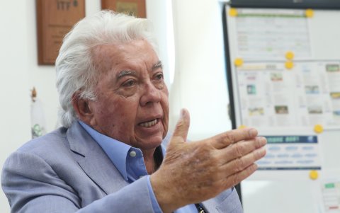 Carrera actualmente es el presidente de la Federación Ecuatoriana de Tenis.