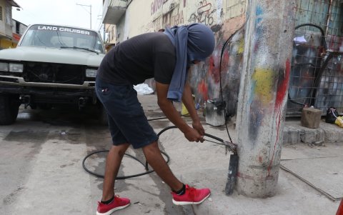 Representación. Uno de los moradores del sur de la ciudad explica cómo con cuchillo cortan los cables de CNT.