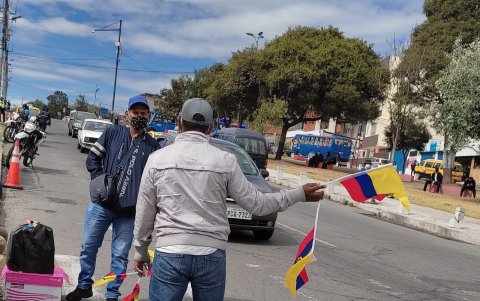 Los vendedores llegaron temprano al estadio Rodrigo Paz Delgado, pero se encontraron con pocas personas