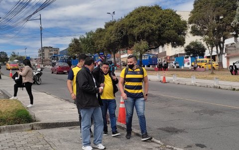 En las afueras del estadio algunas personas ya lucían la camiseta de la selecció nacional.