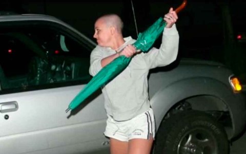 Britney Spears atacando a un paparazzi en 2007.