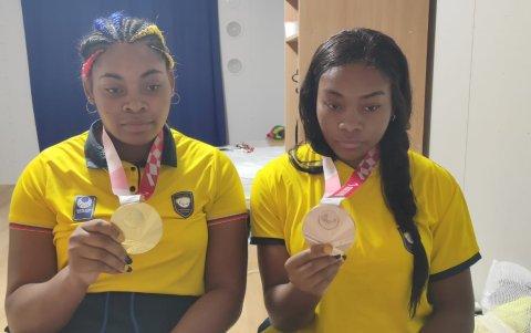 Galardones. Poleth Mendes (i) y Anaís Méndez, medallistas paralímpicas ecuatorianas, muestran sus preseas ganadas en Tokio.