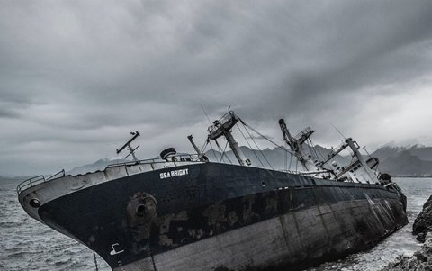 Los barcos liberan intencionadamente en los océanos aceite de motor y lodo.