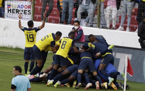 La selección de Ecuador derrotó 2-0 a Paraguay en el estadio Rodrigo Paz Delgado.
