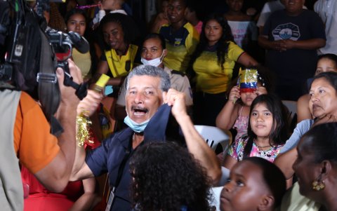 Los vecinos de Kiara Rodríguez siguiendo su competencia.