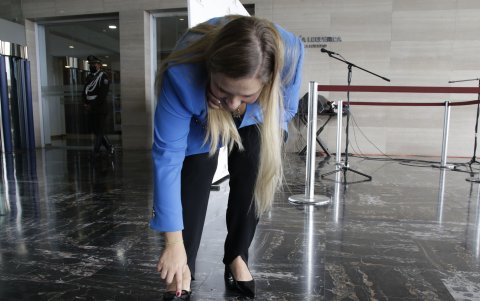 Ana Belén Cordero pone la comodidad por encima de la elegancia. Los zapatos de charol que ahora usa tienen la punta desgastada.