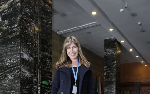 Geraldine Weber sabe cómo combatir el frío de Quito: con botas altas.