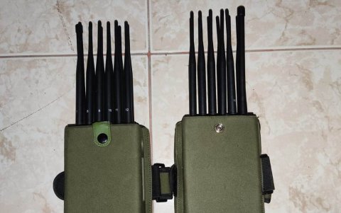 Durante el procedimiento también incautaron inhibidores de señal, que se presume eran utilizados para bloquear la señal de celulares.