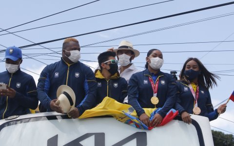 Los deportistas paralímpicos estuvieron sobre un bus de turismo y desde ahí agradecieron todas las muestras de cariño.