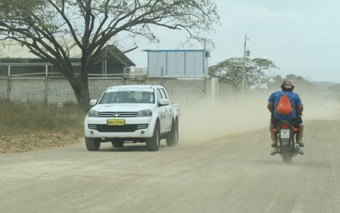 Una camioneta, de retirada en la calle principal del Peñón del Río.