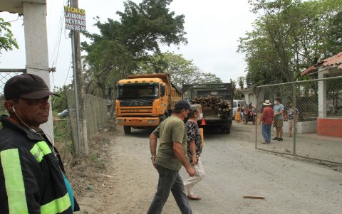 Tránsito. Volquetes y camiones entran y salen de la ciudadela para cargar material y retirarlo.