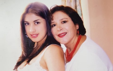 María de los Ángeles Ramírez Medina. Tenía 17 años cuando un carro al atropelló. Ella murió, pero salvó a una amiga que caminaba con ella. Aparece junto a su mamá, María del Carmen Medina.