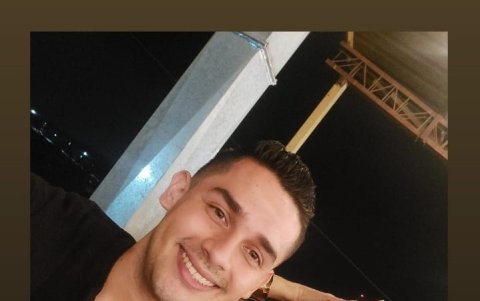 Él tiene 26 años, ella: 54.