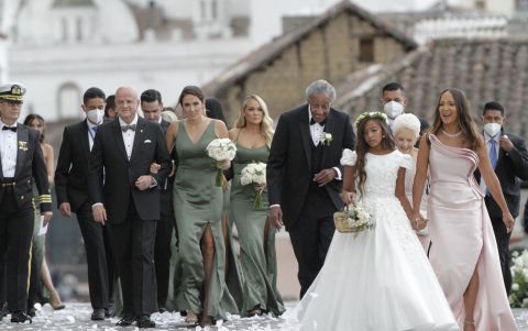 LA FOTO FAMILIAR. Así fue el ingreso de las dos familias de los novios a la iglesia San Francisco. El vicepresidente lo hizo de la mano de su hija Juliana.