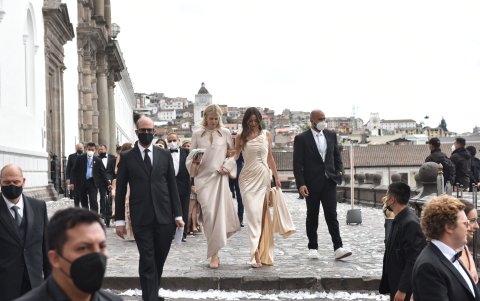 La supermodelo Miranda Kerr al salir de la iglesia.