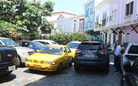 En las avenidas aledañas a Puerto Santa Ana también se evidencia tránsito frecuente. Una de ellas es la patrimonial calle Numa Pompilio Llona.