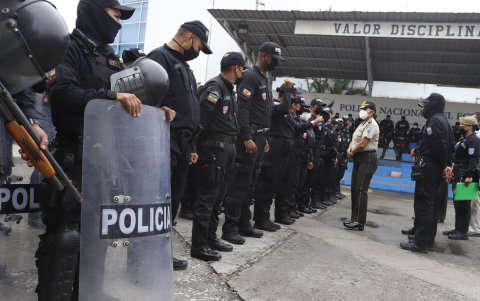 Personal del UMO (hombres y mujeres) se organizaba para las intervenciones que realizarán con otros grupos tácticos de la Policía Nacional.