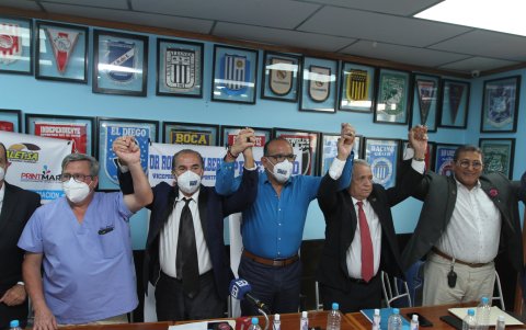 José Auad (corbata negra) en elecciones pasadas del Emelec.