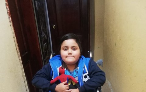Ariel Gavilanes de 10 años, con distrofia muscular de Duchenne